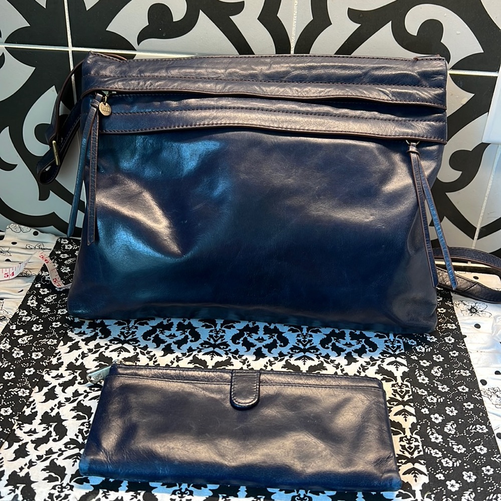 Crossbody or shoulder bag and wallet.